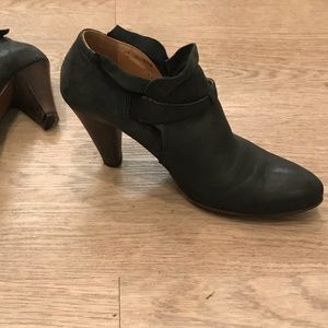 Italian black leather bootie